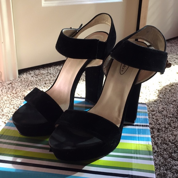 Black Heels - Picture 1 of 4